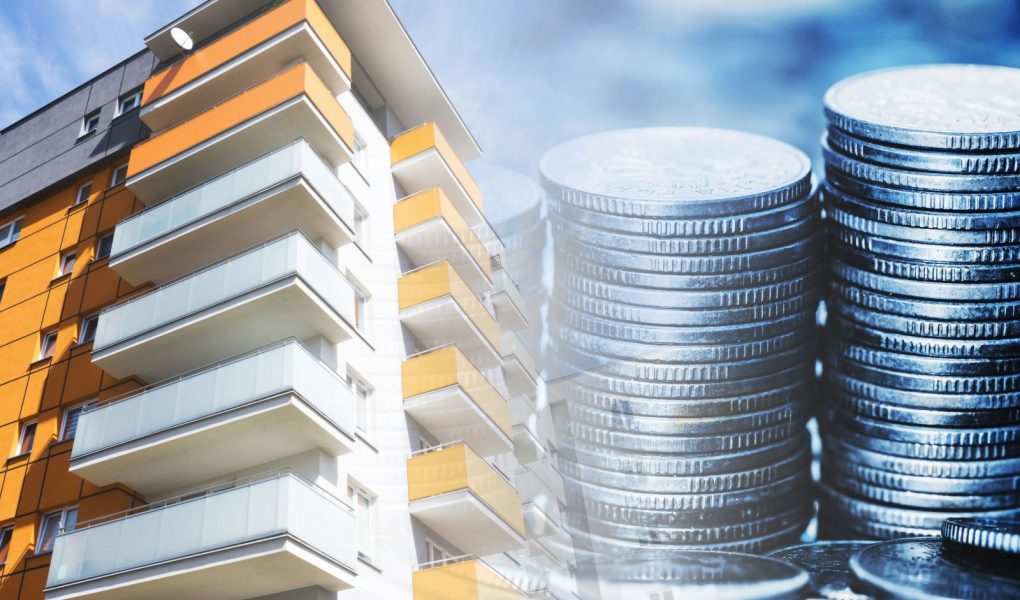 Apartamenty na sprzedaż. Zupełnie nowe mieszkanie. Kupno nowego domu. Tło cenowe mieszkań. Wysoki blok mieszkalny. Budowa sąsiedztwa w toku. Rynek nieruchomości w Europie. Monety ułożone.