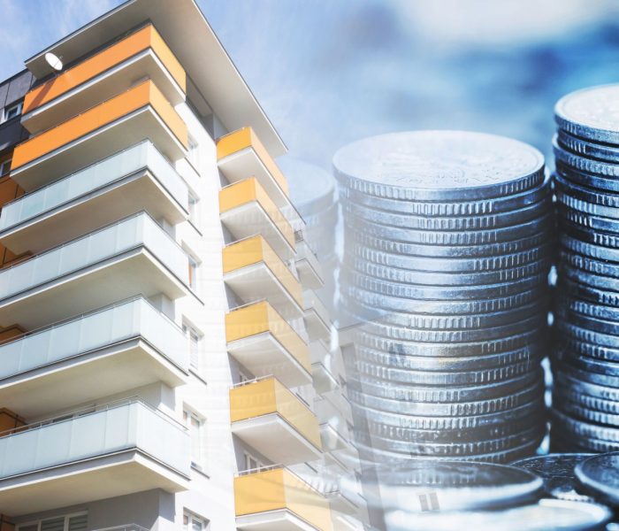 Apartamenty na sprzedaż. Zupełnie nowe mieszkanie. Kupno nowego domu. Tło cenowe mieszkań. Wysoki blok mieszkalny. Budowa sąsiedztwa w toku. Rynek nieruchomości w Europie. Monety ułożone.
