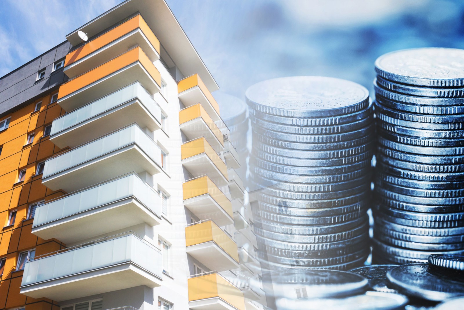 Apartamenty na sprzedaż. Zupełnie nowe mieszkanie. Kupno nowego domu. Tło cenowe mieszkań. Wysoki blok mieszkalny. Budowa sąsiedztwa w toku. Rynek nieruchomości w Europie. Monety ułożone.
