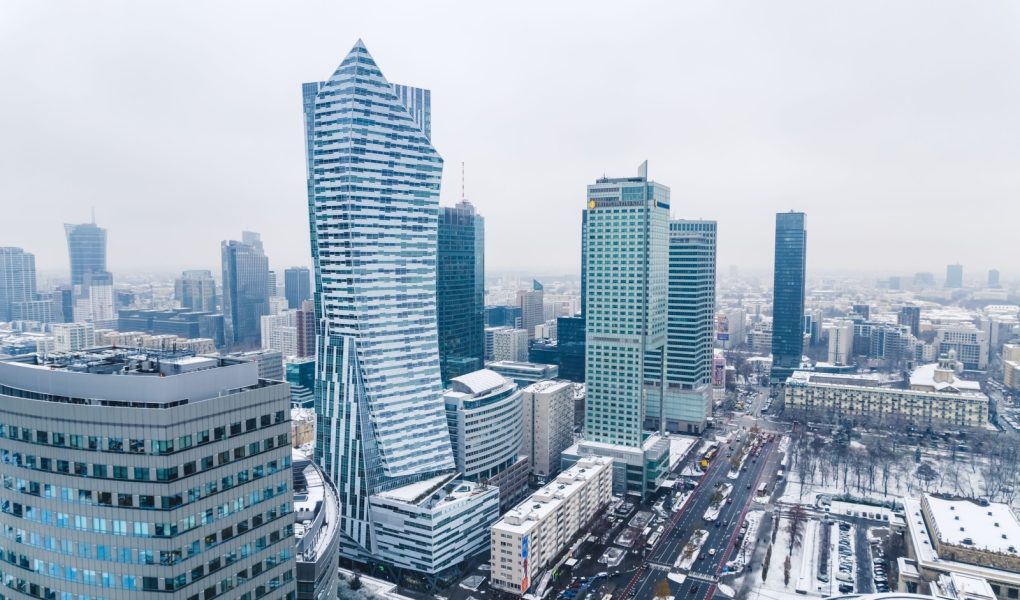 11.21.2022 Warszawa, Polska. Złota 44 - słynny wieżowiec - widziany z lotu ptaka zimą. Pochmurne niebo w Warszawie. Zdjęcie wysokiej jakości