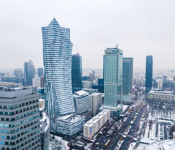11.21.2022 Warszawa, Polska. Złota 44 - słynny wieżowiec - widziany z lotu ptaka zimą. Pochmurne niebo w Warszawie. Zdjęcie wysokiej jakości