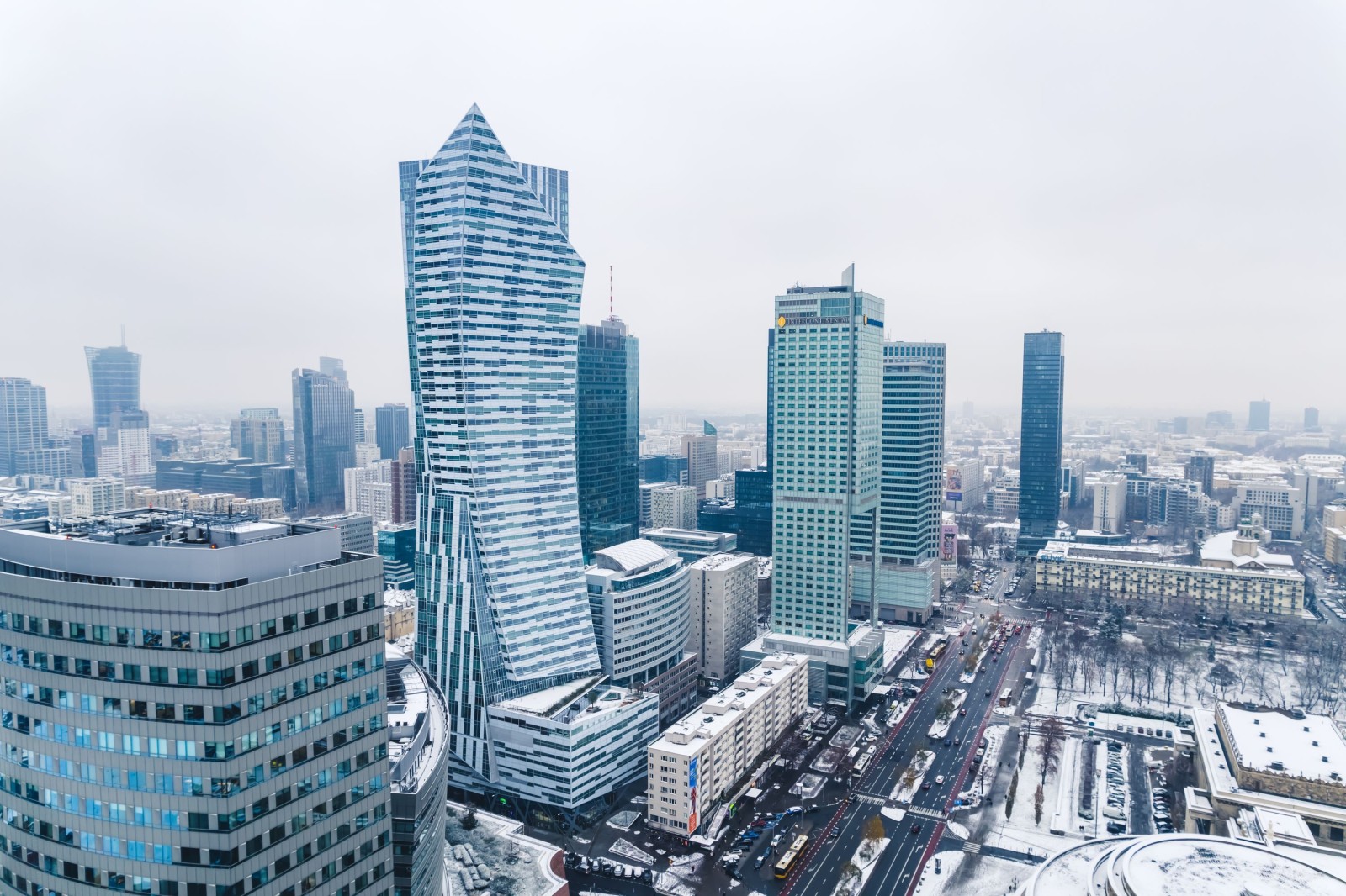 11.21.2022 Warszawa, Polska. Złota 44 - słynny wieżowiec - widziany z lotu ptaka zimą. Pochmurne niebo w Warszawie. Zdjęcie wysokiej jakości