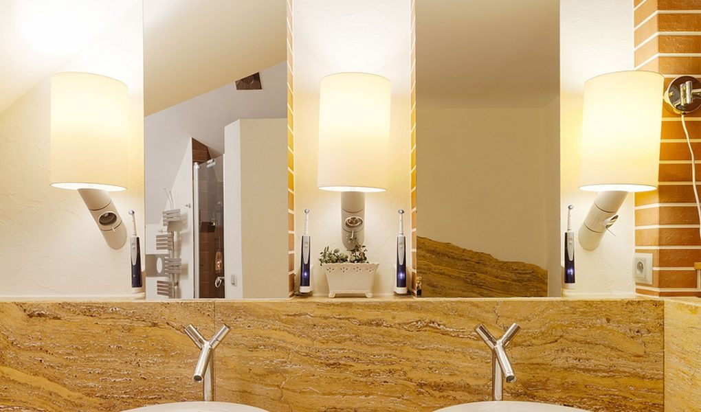 Dwie umywalki w eleganckiej łazience z drewna i marmuru