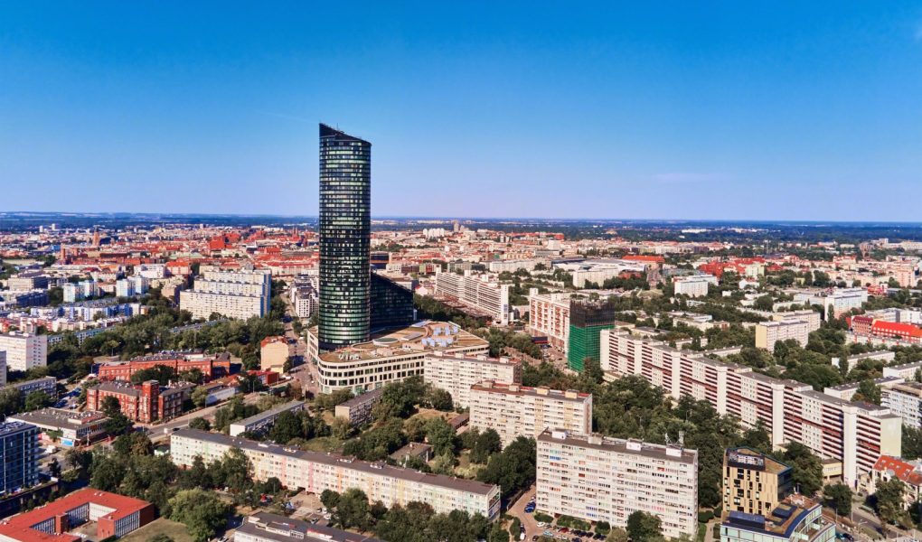 Lot dronem nad Wrocławiem z wieżowcem Sky Tower. Widok z lotu ptaka na nowoczesne europejskie miasto w Polsce