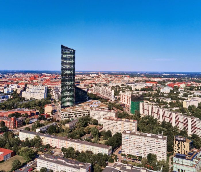 Lot dronem nad Wrocławiem z wieżowcem Sky Tower. Widok z lotu ptaka na nowoczesne europejskie miasto w Polsce