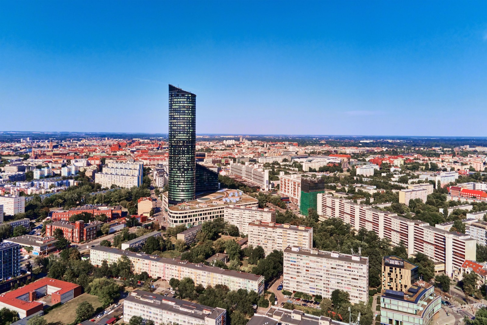 Lot dronem nad Wrocławiem z wieżowcem Sky Tower. Widok z lotu ptaka na nowoczesne europejskie miasto w Polsce