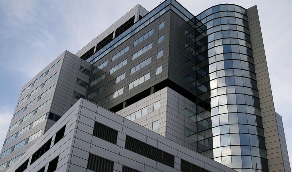 Super nowoczesny wieżowiec biurowy. Wysoka architektura.