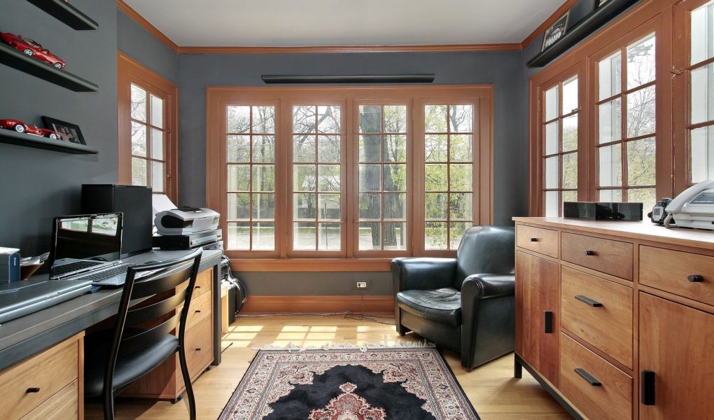Domowe biuro ze ścianą okien wokół pokoju