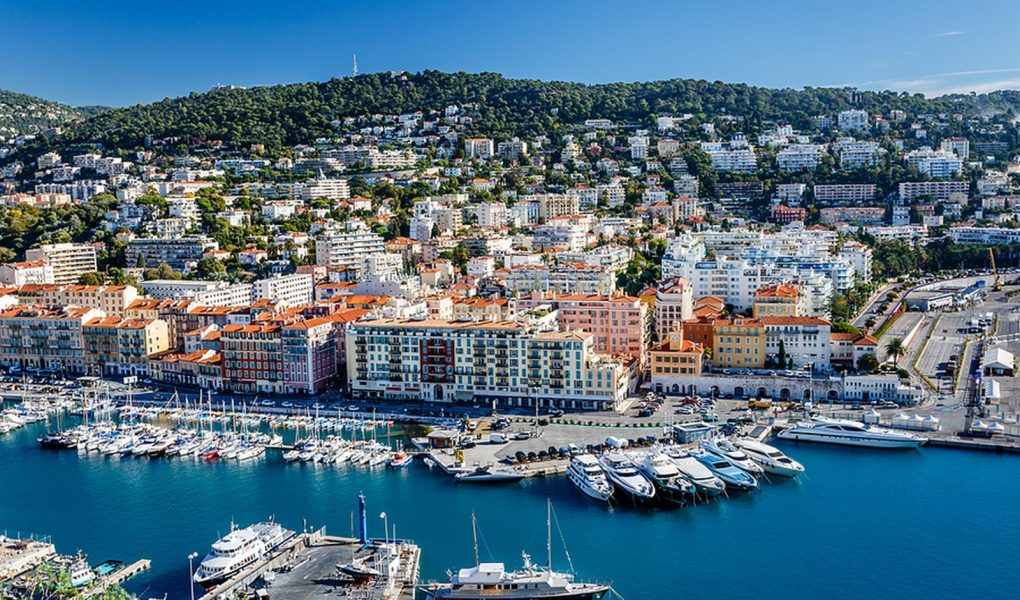 Widok z lotu ptaka na port w Nicei i luksusowe jachty Riwiera Francuska Francja