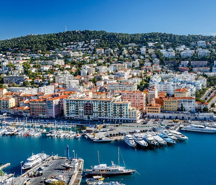 Widok z lotu ptaka na port w Nicei i luksusowe jachty Riwiera Francuska Francja