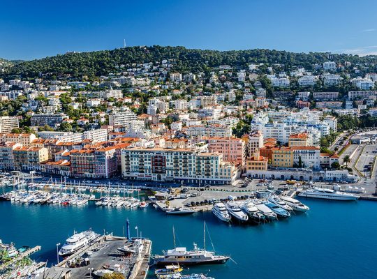 Widok z lotu ptaka na port w Nicei i luksusowe jachty Riwiera Francuska Francja