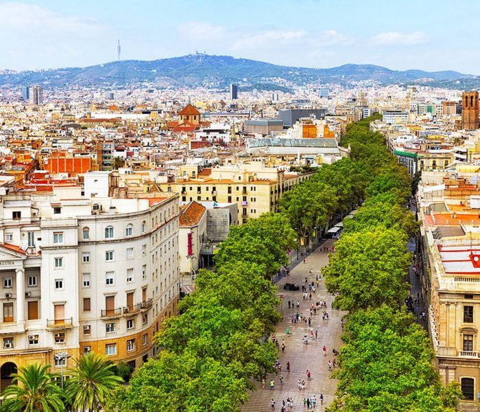 BARCELONA, HISZPANIA - 03 WRZEŚNIA: Widok na panoramę Barcelony powyżej. 03 września 2014 r. w Barcelonie, Katalonia, Hiszpania. Barcelona jest popularnym celem podróży nad Morzem Śródziemnym i każdego roku przyciąga miliony turystów z całego świata