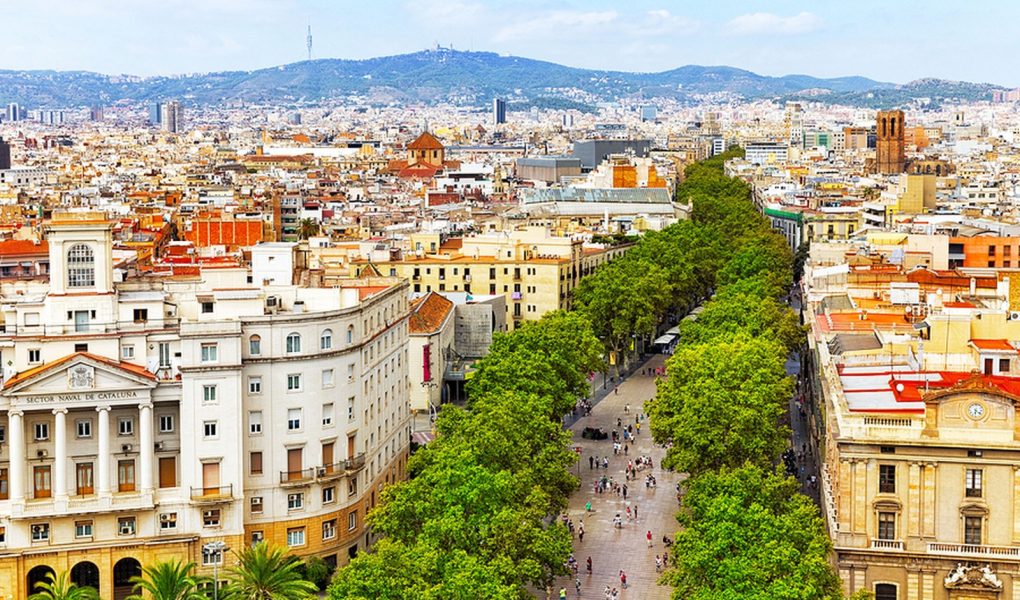 BARCELONA, HISZPANIA - 03 WRZEŚNIA: Widok na panoramę Barcelony powyżej. 03 września 2014 r. w Barcelonie, Katalonia, Hiszpania. Barcelona jest popularnym celem podróży nad Morzem Śródziemnym i każdego roku przyciąga miliony turystów z całego świata