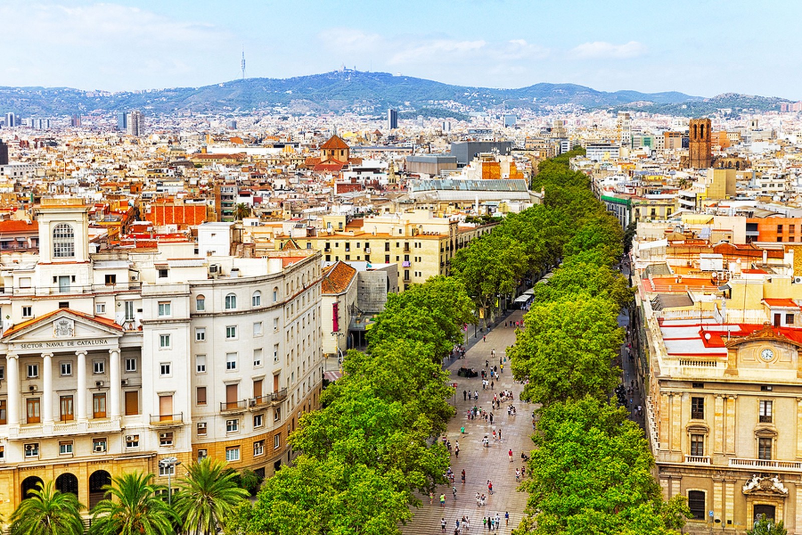 BARCELONA, HISZPANIA - 03 WRZEŚNIA: Widok na panoramę Barcelony powyżej. 03 września 2014 r. w Barcelonie, Katalonia, Hiszpania. Barcelona jest popularnym celem podróży nad Morzem Śródziemnym i każdego roku przyciąga miliony turystów z całego świata