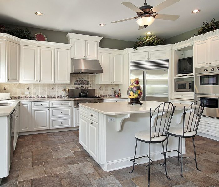 Kuchnia w luksusowym domu z dużą białą wyspą