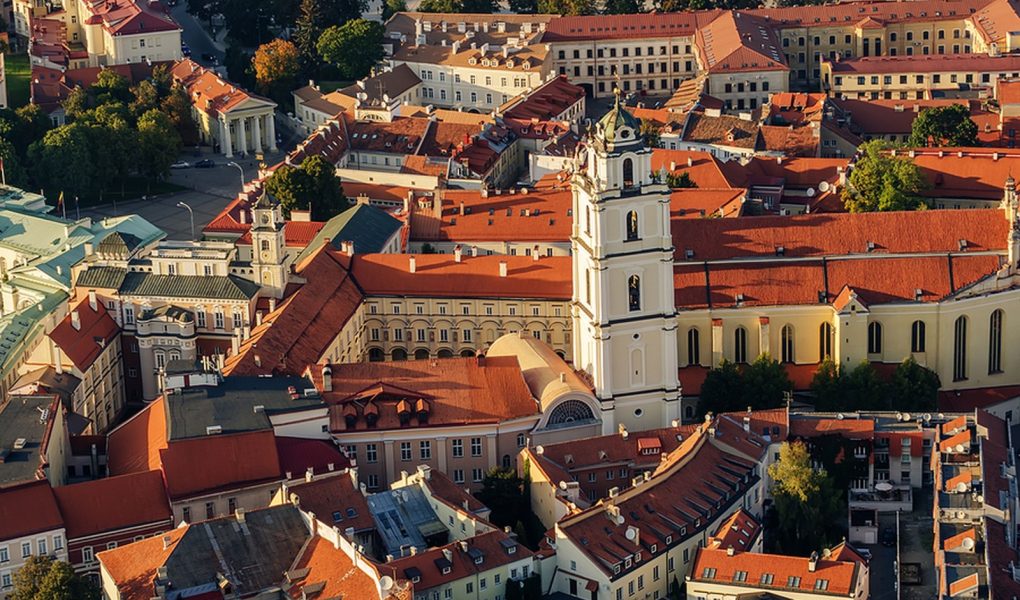 Centrum Wilna, Litwa o zachodzie słońca. Widok z lotu ptaka z pilotowanego obiektu latającego.