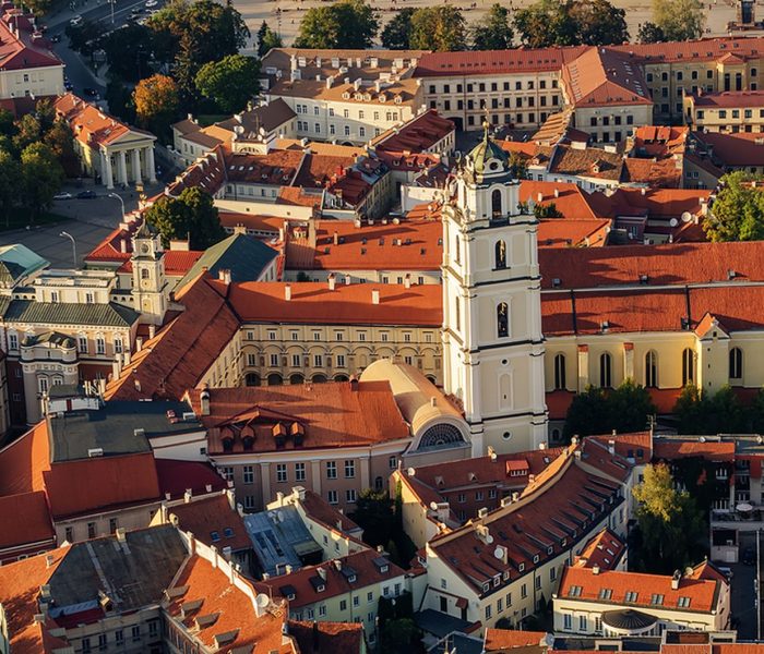 Centrum Wilna, Litwa o zachodzie słońca. Widok z lotu ptaka z pilotowanego obiektu latającego.