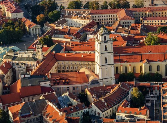 Centrum Wilna, Litwa o zachodzie słońca. Widok z lotu ptaka z pilotowanego obiektu latającego.