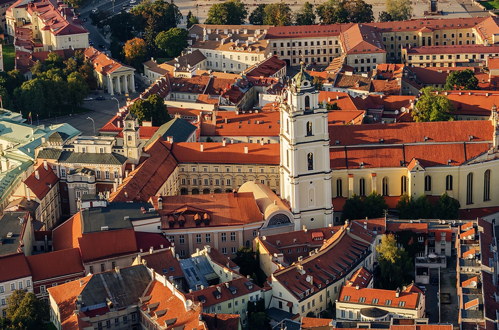 Centrum Wilna, Litwa o zachodzie słońca. Widok z lotu ptaka z pilotowanego obiektu latającego.