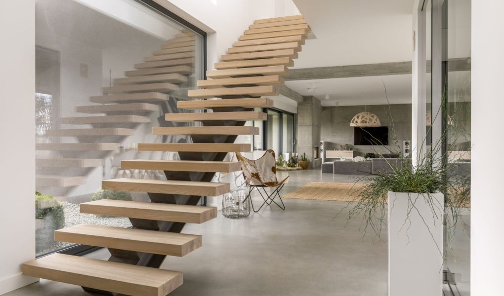 Minimalistyczne schody w nowoczesnym wnętrzu luksusowej willi