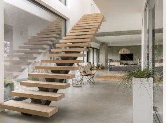 Minimalistyczne schody w nowoczesnym wnętrzu luksusowej willi