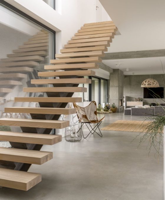 Minimalistyczne schody w nowoczesnym wnętrzu luksusowej willi