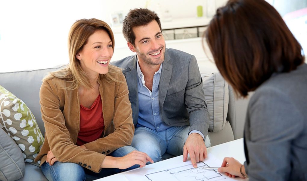 Para spotyka się z architektem w sprawie budowy domu