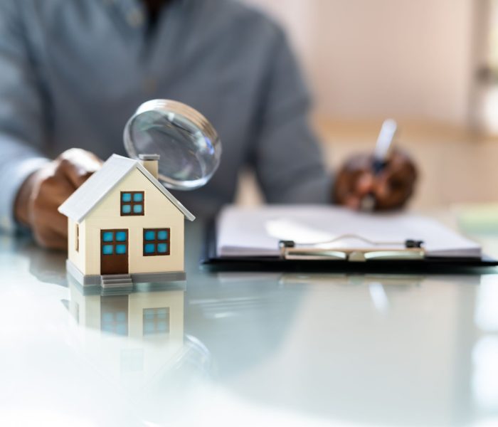 Wycena i inspekcja domu na rynku nieruchomości. Sprawdzanie domu