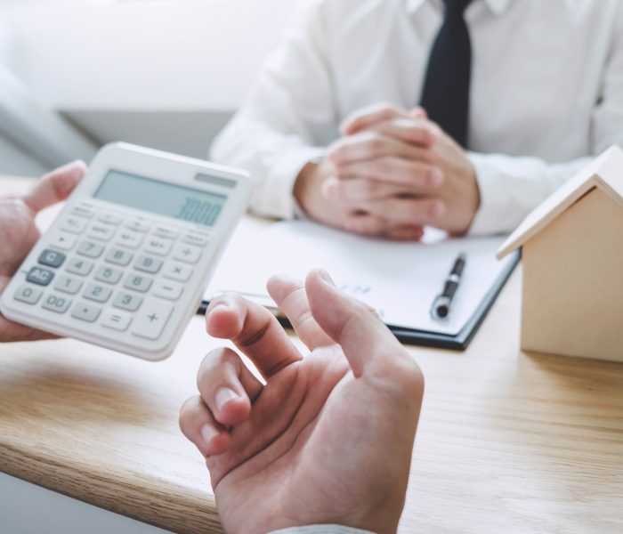 Biznes Podpisanie umowy kupna - sprzedaży domu, agent ubezpieczeniowy analizujący o domu kredyt inwestycyjny Nieruchomości, Koncepcja zatwierdzenia kredytu hipotecznego.