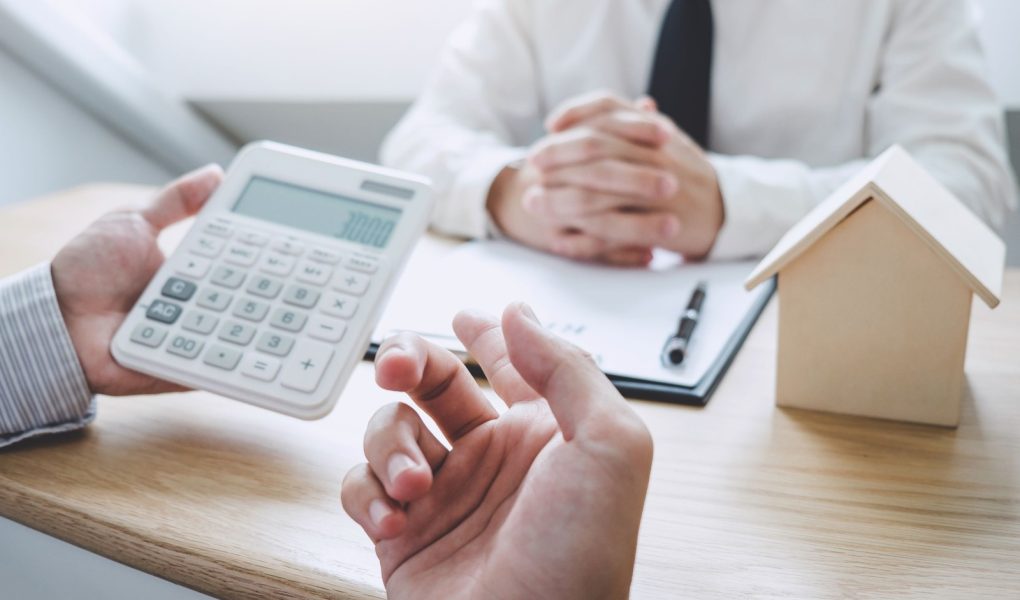 Biznes Podpisanie umowy kupna - sprzedaży domu, agent ubezpieczeniowy analizujący o domu kredyt inwestycyjny Nieruchomości, Koncepcja zatwierdzenia kredytu hipotecznego.