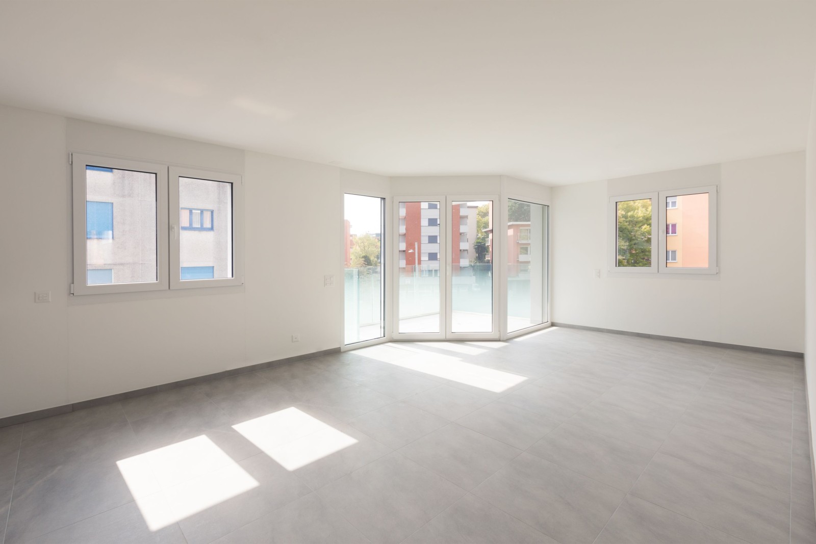 Puste nowoczesne mieszkanie, puste przestrzenie