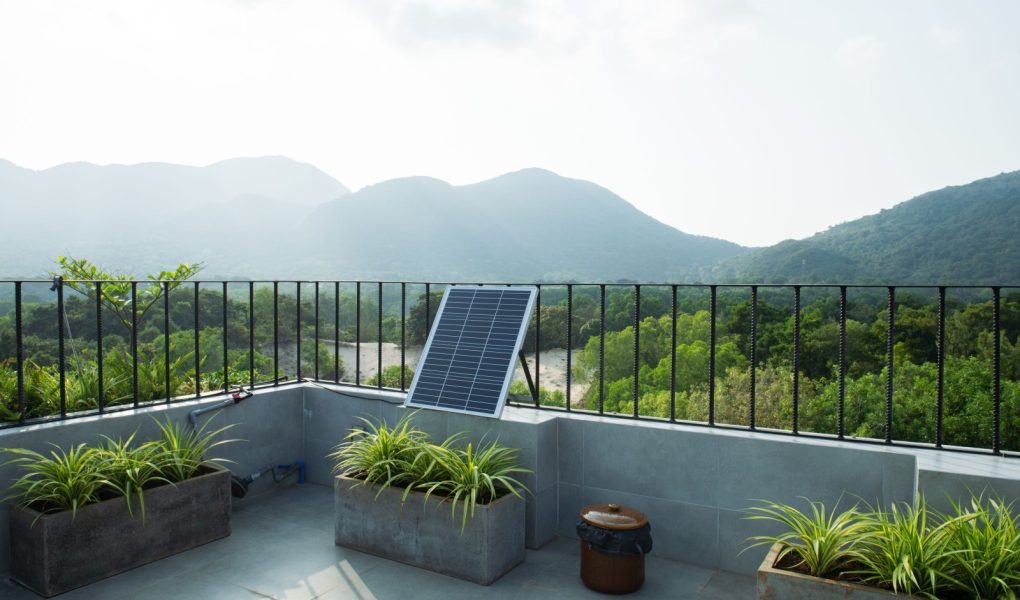 Balkon z panelem słonecznym - zdjęcie