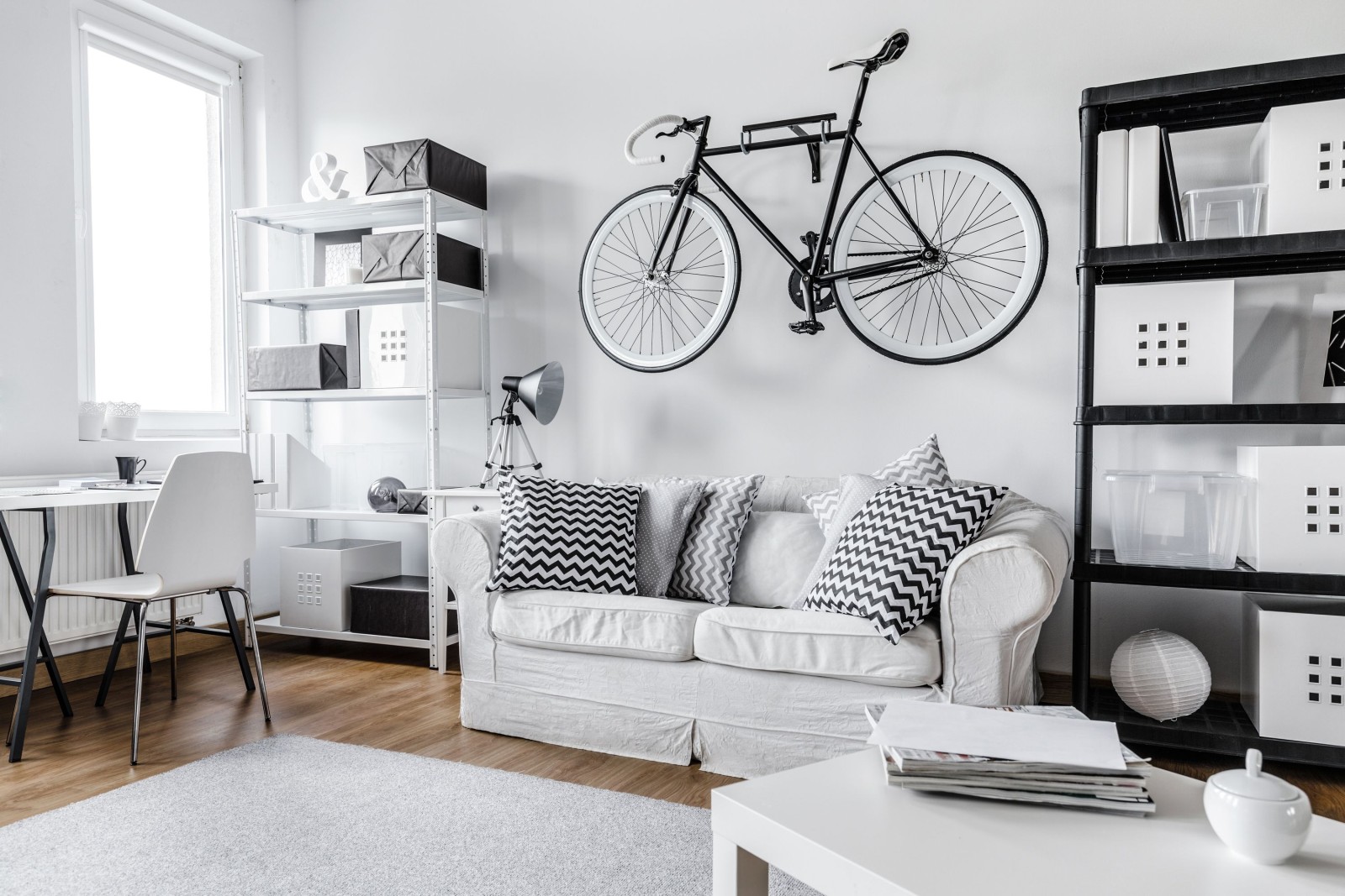 Nowoczesny czarno-biały apartament jednopokojowy