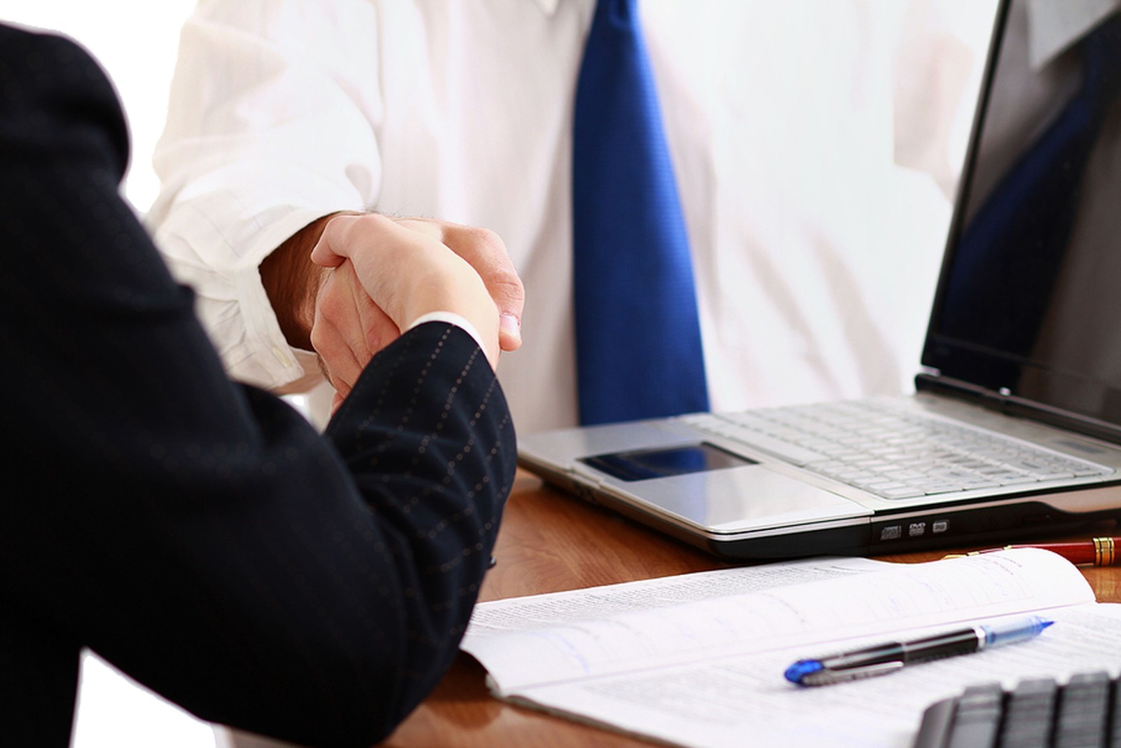 Uścisk dłoni partnerów biznesowych