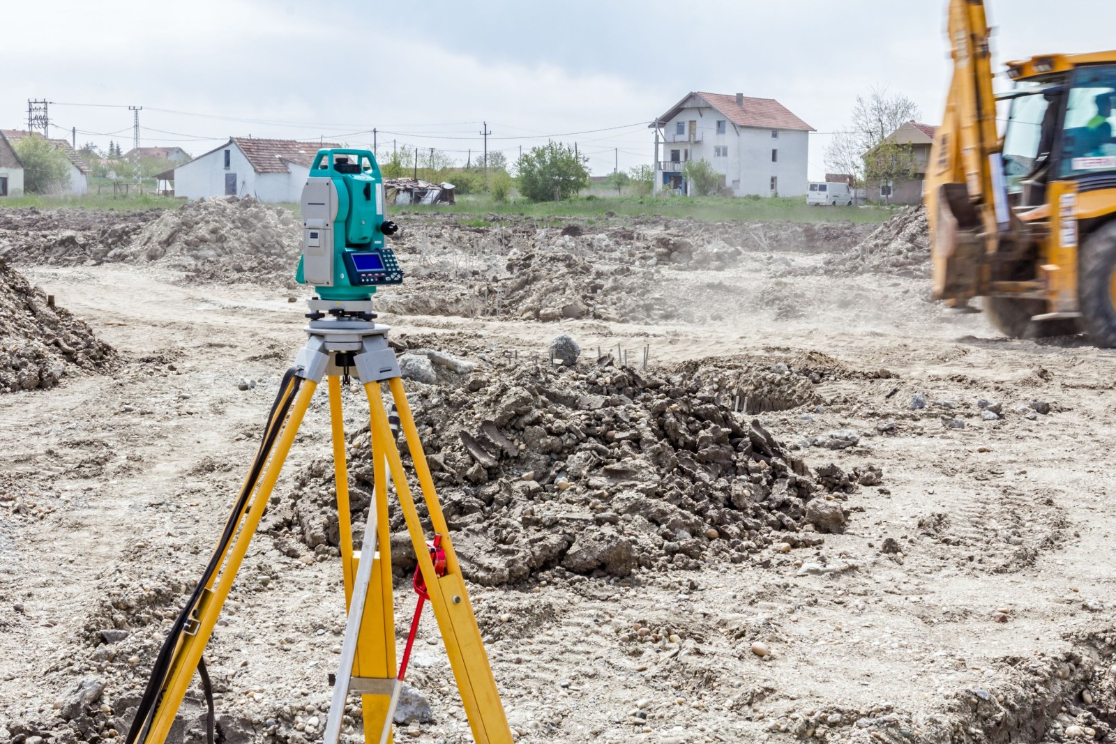 Sprzęt inżyniera geodety do pomiaru poziomu na placu budowy. Geodeci zapewniają precyzyjne pomiary przed rozpoczęciem dużych projektów budowlanych.