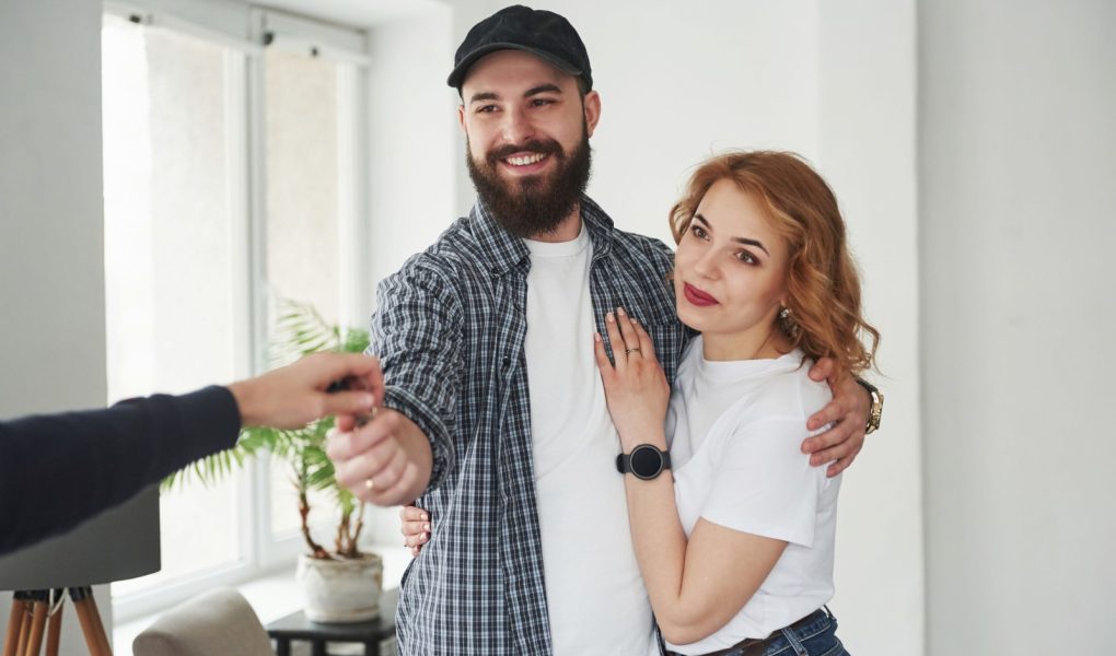 Oto twoje klucze. Szczęśliwa para w nowym domu. Koncepcja przeprowadzki.