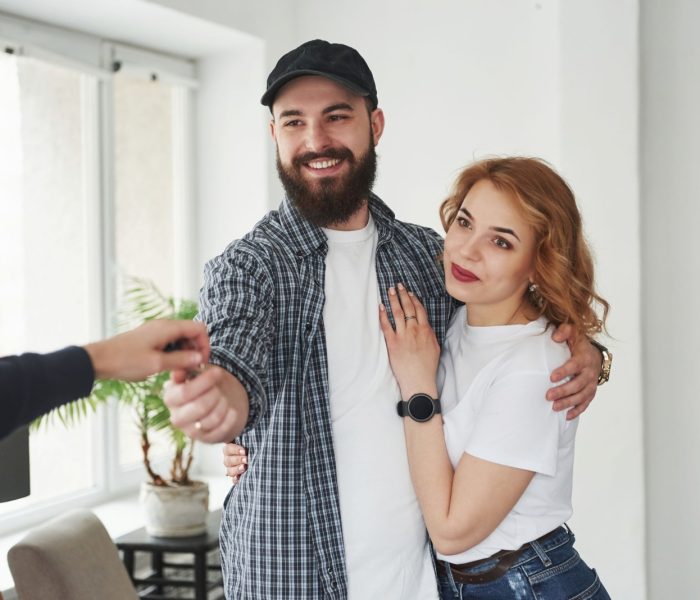 Oto twoje klucze. Szczęśliwa para w nowym domu. Koncepcja przeprowadzki.