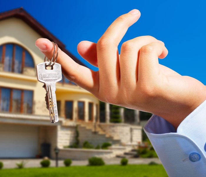 Właściciel domu/agent nieruchomości oddający klucze - dom nieostry