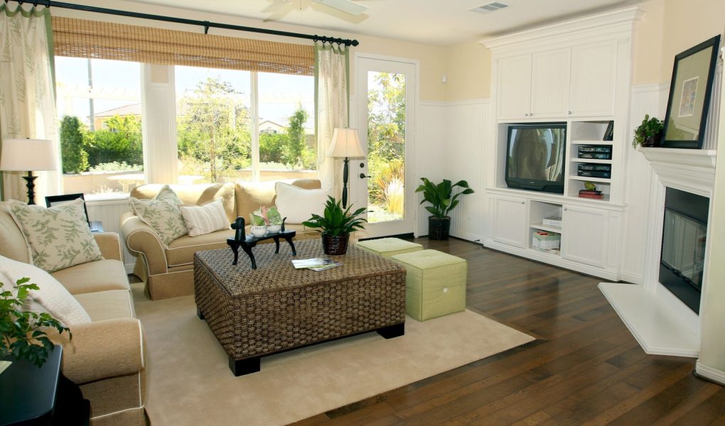 Współczesny salon w kolorach ziemi