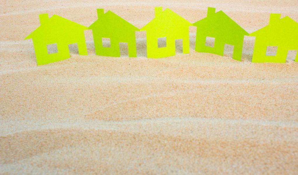 Dom w piasku nad morzem. Wynajmij lub kup domek nad morzem.