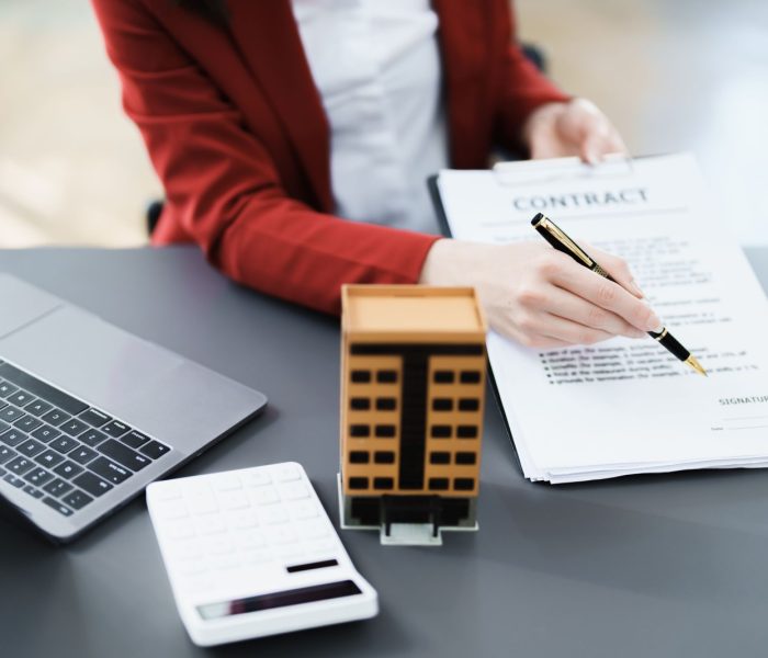 Gwarancja, hipoteka, umowa, umowa, podpisana, agent nieruchomości wskazujący na dokumenty dla klientów, aby przeczytać umowę przed podpisaniem ważnych dokumentów