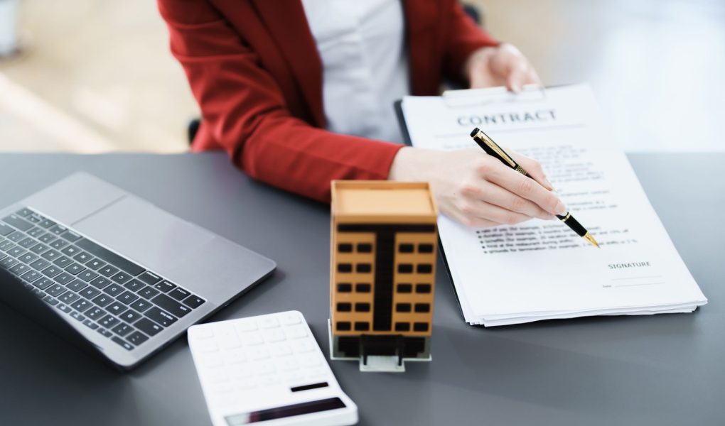 Gwarancja, hipoteka, umowa, umowa, podpisana, agent nieruchomości wskazujący na dokumenty dla klientów, aby przeczytać umowę przed podpisaniem ważnych dokumentów
