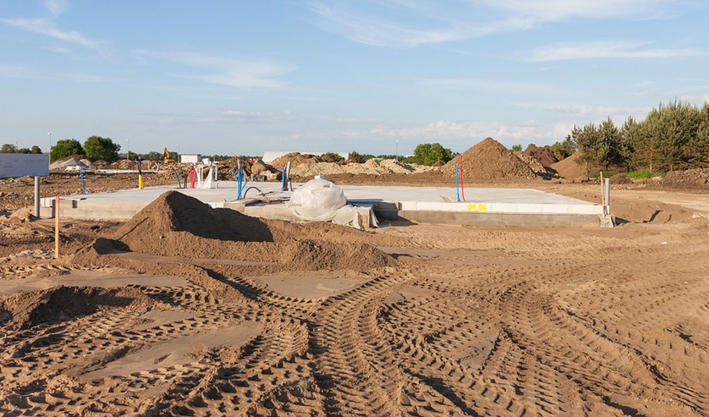 Plac budowy z fundamentami domu