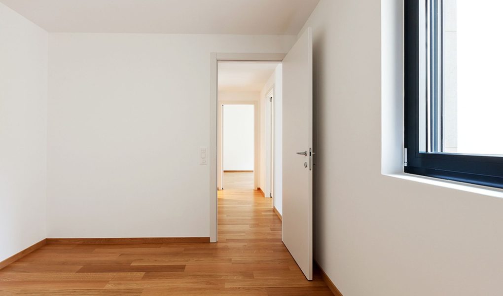 wnętrze nowoczesnego pustego mieszkania, nikogo w środku