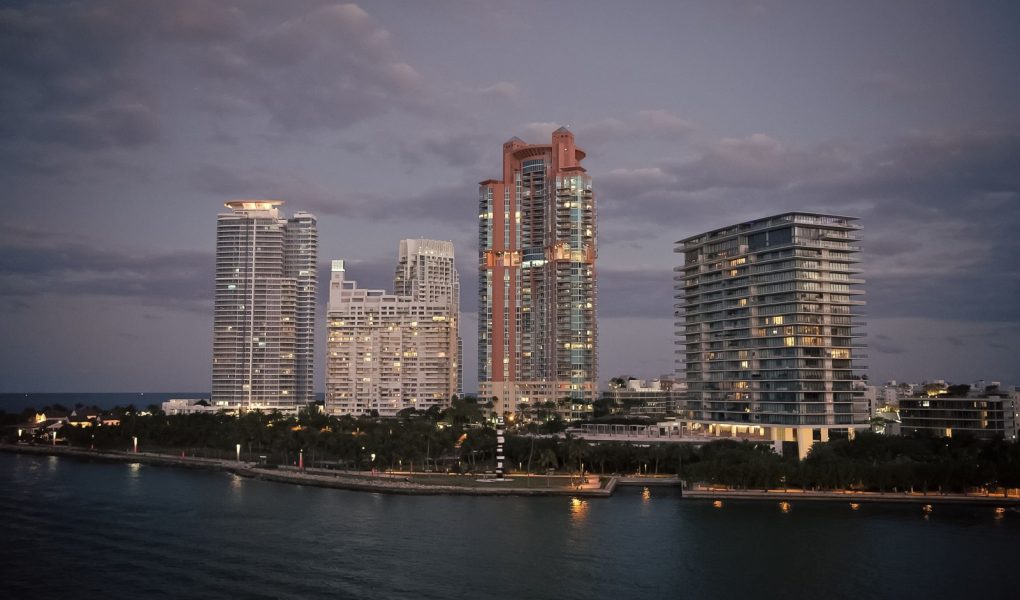 Miasto zasypia. Koncepcja nocnego życia. Krajobraz miasta po zachodzie słońca. Nowoczesne drapacze chmur. Wizualny wygląd miejskiego obszaru miejskiego. Życie w wielkim mieście. Architektura śródmiejskiej dzielnicy biznesowej ciemne tło nieba.