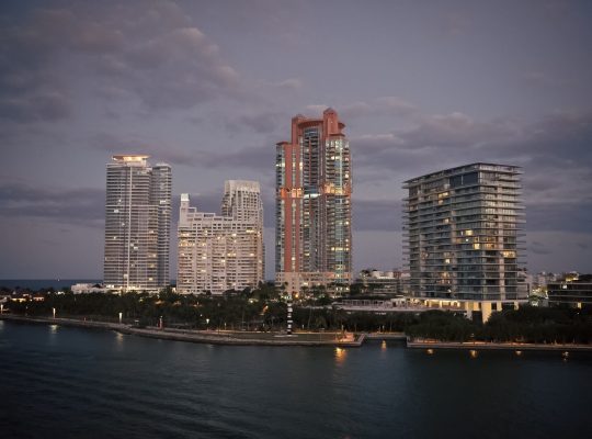 Miasto zasypia. Koncepcja nocnego życia. Krajobraz miasta po zachodzie słońca. Nowoczesne drapacze chmur. Wizualny wygląd miejskiego obszaru miejskiego. Życie w wielkim mieście. Architektura śródmiejskiej dzielnicy biznesowej ciemne tło nieba.