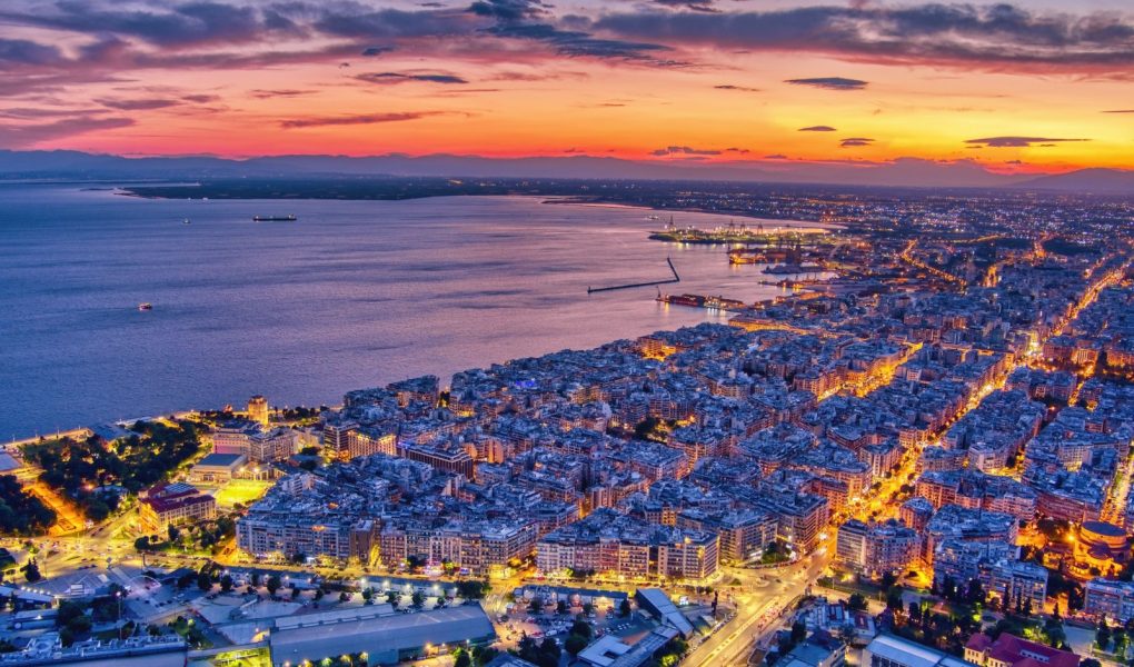 Widok z lotu ptaka na miasto Saloniki o zachodzie słońca. Saloniki to drugie co do wielkości miasto w Grecji i stolica greckiej Macedonii. Zdjęcie zrobione kamerą drona