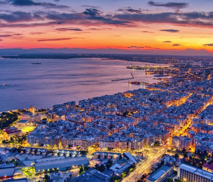 Widok z lotu ptaka na miasto Saloniki o zachodzie słońca. Saloniki to drugie co do wielkości miasto w Grecji i stolica greckiej Macedonii. Zdjęcie zrobione kamerą drona