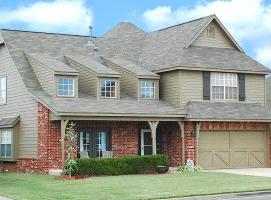 Środkowo-zachodni dom z nowym dachem, pięknymi oknami i nową farbą