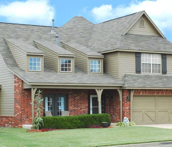 Środkowo-zachodni dom z nowym dachem, pięknymi oknami i nową farbą